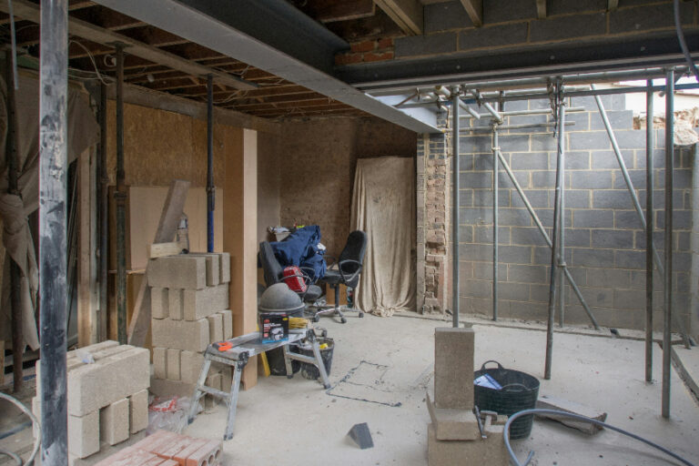 Varför uppstår mögel på krypgrundens bjälklag?